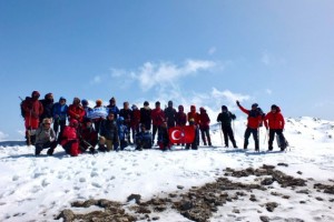 Doğaseverler 2364 metre yükseklikteki zirvede Türk bayrağı açtı