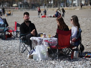 Masasını sandalyesini kapan sahile koştu