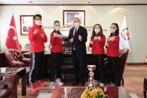 Altın kızlardan Başkan Zolan'a ziyaret