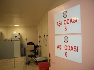 Aşı odaları boş kaldı, Başhekim sırası geleni ”Kliniklerimiz gece 24e kadar çalışmaktadır diyerek davet etti