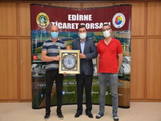 Sezonun ilk arpasını getiren çiftçiye, 100 litre mazot hediye edildi