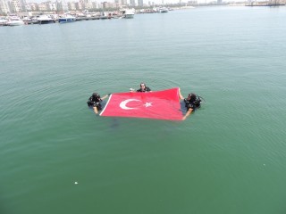 Mersin’de dalgıç polisler denizde Türk bayrağı açtı, kirliliği görüntüledi