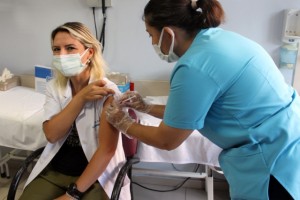 Sağlık çalışanlarına 3. doz aşıları uygulanıyor