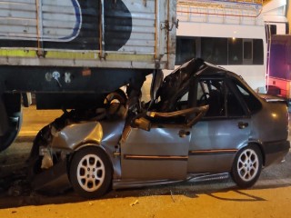 Otomobil kırmızı ışıkta bekleyen tıra arkadan çarptı, 2 kişi yaralandı