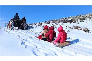 Yollar buz pistine dönünce vatandaş traktörle sörf yaptı