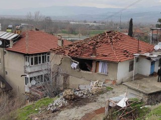 Gaz sıkışması sonucu patlamanın meydana geldiği ev harabeye döndü: 1 ağır yaralı