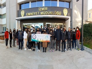İzmir TEM Şube, 30 öğrenciyi geziye götürdü