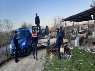 Depodan hırsızlık yaparken suçüstü yakalandılar