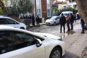 Polis memuru yalnız yaşadığı apartta ölü bulundu