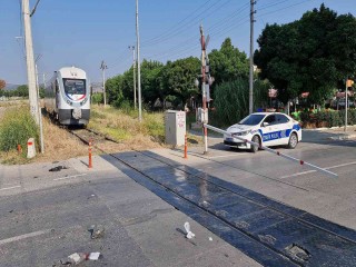 İzmir’de tren ile motosiklet çarpıştı: 1 ağır yaralı