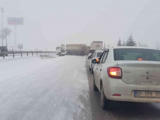 Kayan tır karayolunu 20 dakika trafiğe kapattı