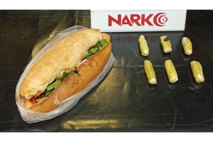 Ekmeğin arasına gizledikleri uyuşturucuyla yakalandılar