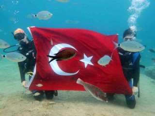 Denizin dibinde Türk Bayrağı açtılar