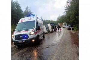 Tütün işçilerini taşıyan minibüs devrildi: 5 yaralı