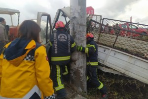 Yağışta kontrolden çıkan kamyonet elektik direğine çarptı: 1 ölü, 1 yaralı