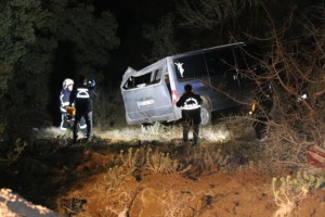 Akraba ziyaretine giden anne ve oğlunu taşıyan araç uçuruma yuvarlandı: 1 ölü, 1 yaralı