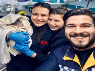 Sabırsız bebek dünyaya gözlerini ambulansta açtı
