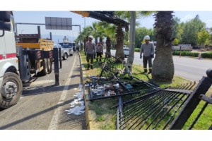 Kontrolden çıkan aracın refüjdeki bariyerlere çarpması sonucu 1'i ağır 7 kişi yaralandı