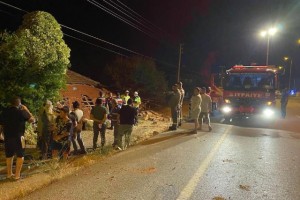 Kontrolden çıkan otomobil eve girdi; 2 yaralı