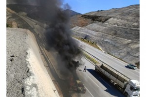 Denizli-Aydın Otoyolunda alev alan otomobil metal yığınına döndü