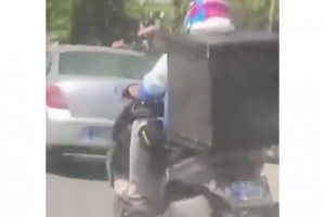 Trafikte akrobatik hareketler yapan motosikletliye 86 bin lira ceza kesildi