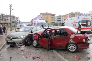 Yağışlı hava ve sürat, kazayı beraberinde getirdi: 1’i ağır 8 yaralı