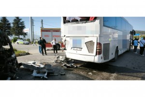 Tır, kırmızı ışıkta bekleyen otobüs ve otomobile çarptı: 6 yaralı