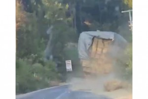 Saman yüklü kamyonun tehlikeli yolculuğu kamerada
