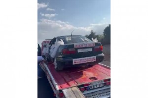Bozulan gelin arabası yoluna çekicinin üzerinde devam etti