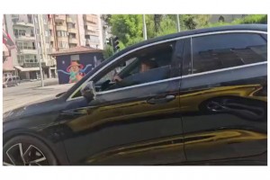 Küçük çocuğa trafikte otomobil kullandırdılar