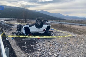 Karşı şerdi geçerek takla atan otomobilde 1 kişi hayatını kaybetti