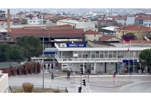 Tren garı önünde unutulan valiz bomba paniğine neden oldu