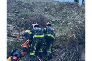 Uçuruma yuvarlanan araçta bulunan 2'si çocuk 5 kişi yaralandı