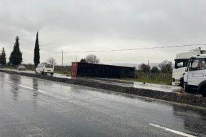 Denizli’de kayganlaşan yolda tırın dorsesi yola savruldu