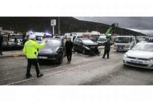 Denizli’de üç aracın karıştığı kazada 1 kişi ağır yaralandı