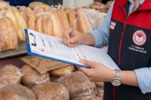 Pazarda etiketsiz ve ambalajsız ekmek satan esnaf hakkında işlem yapıldı