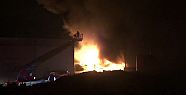 Denizli Organize Sanayi Bölgesinde bir fabrikada büyük bir yangın çıktı. Yangın sonrası olay yerine çok sayıda itfaiye ekipleri sevk edildi.