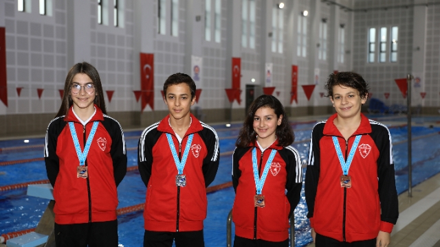 Büyükşehir sporcularından 4 madalya