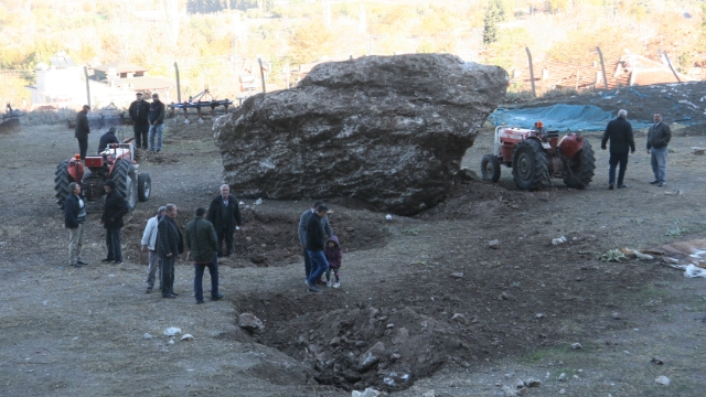 Devasa kayalar mahallenin üzerine yuvarlandı