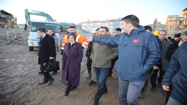 Bakan Kurum deprem bölgesinde incelemelerde bulundu