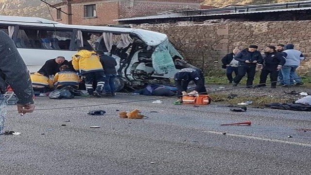 İzmir’de işçi servisi ile kamyon çarpıştı: 4 ölü, 8 yaralı