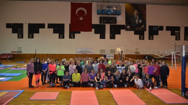 Kuşadasında Sağlıklı Kadın Sağlıklı Toplum Kurslarına yoğun ilgi