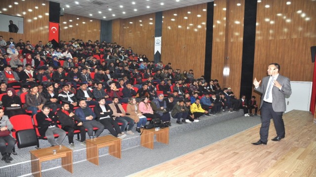 Liseli öğrencilere Üniversite sınavlarında başarı kodları semineri verildi