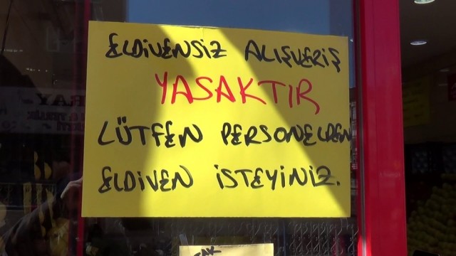 Bu manavda eldivensiz alışveriş yasak