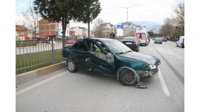 Hafriyat kamyonun dokunduğu otomobil bariyerlere çarptı: 1 yaralı