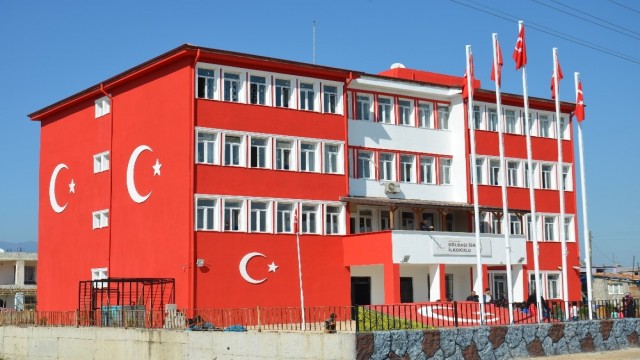 Sınırdaki okul Türk bayrağına boyandı