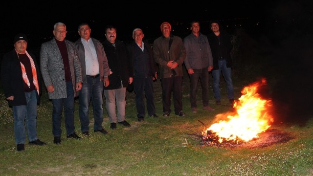 Üzüm bağları dondan zarar görmesin diye lastik yaktılar