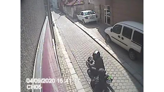 15 dakikada 2 motosiklet çalan hırsızlar yakalandı
