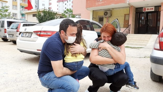 Sağlıkçı anne ve baba, 1 aydır görmedikleri çocuklarına gözyaşlarıyla kavuştu