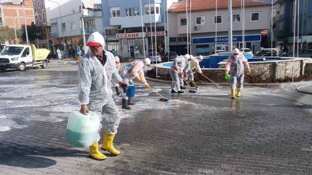 Tavas'da cadde ve sokaklar köpüklü su ile yıkandı